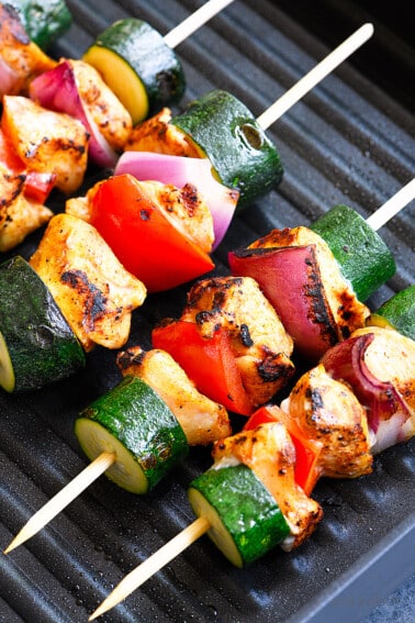 Chili Rubbed Chicken Skewers Recipe - Ready in minutes, these chicken skewers are a weekend AND a weeknight favorite! The secret is the chili rubbed chicken! // addapinch.com