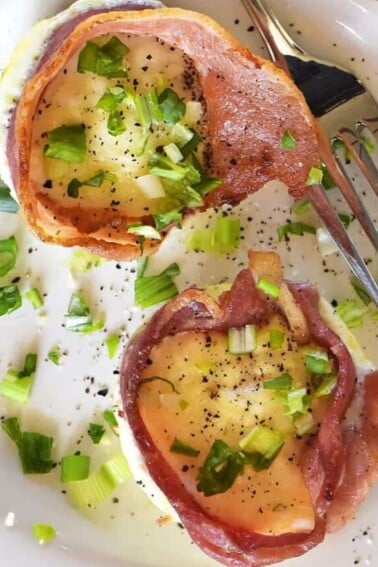 Bacon Egg Cups Recipe - Bacon Egg Cups make a delicious recipe perfect for serving for breakfast, brunch or snack! Great to make for a crowd or to make ahead and reheat for busy mornings! // addapinch.com