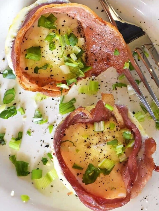 Bacon Egg Cups Recipe - Bacon Egg Cups make a delicious recipe perfect for serving for breakfast, brunch or snack! Great to make for a crowd or to make ahead and reheat for busy mornings! // addapinch.com