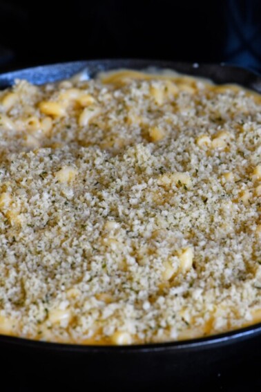 Skillet Mac and Cheese Recipe - Mac and Cheese is the ultimate comfort food! This easy cheesy sauce combined with macaroni and a buttery, crunch topping makes for the creamiest Mac and Cheese! // addapinch.com