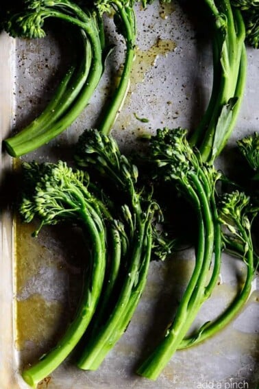 Roasted Broccoli Rabe Recipe - This Roasted Broccoli Rabe recipe makes a quick and easy side dish recipe perfect for weeknight meals! One simple step makes your broccoli rabe tender and tasty! // addapinch.com